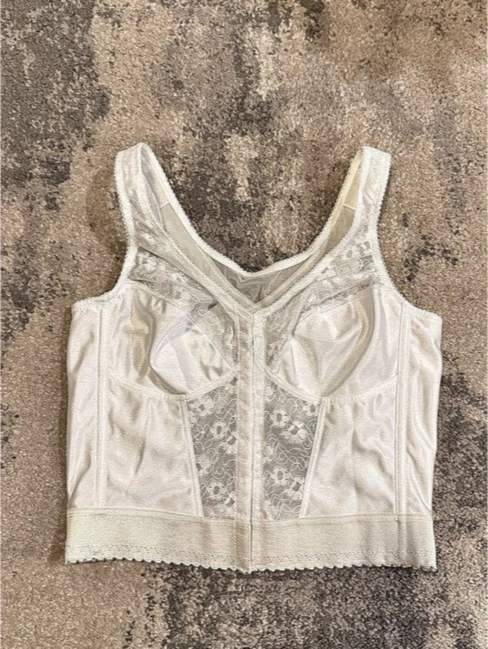 Exquisite Form Floral Lace Bra in White Size Medium Like New